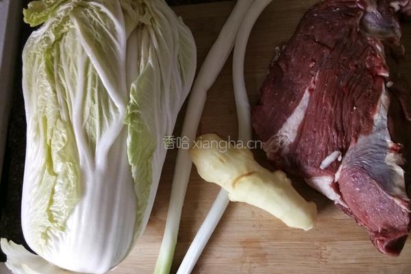 牛肉白菜馅饺子的做法图解1