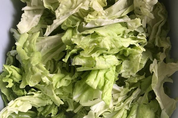腊肉卷心菜的做法图解1