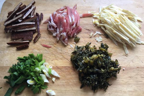 雪菜肉丝汤年糕的做法图解1