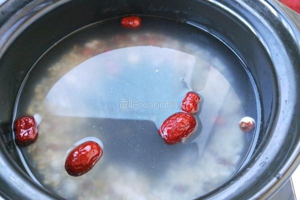 红枣薏米莲子粥的做法图解3
