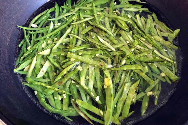 猪耳朵豆角丝炒肉的做法图解3