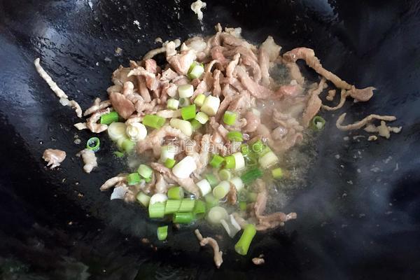 猪耳朵豆角丝炒肉的做法图解7
