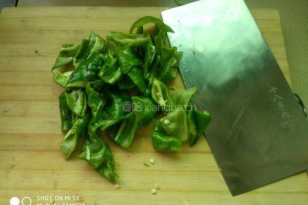 螺丝椒炒五花肉的做法图解2