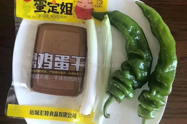 尖椒炒蛋定姐鸡蛋干的做法图解1