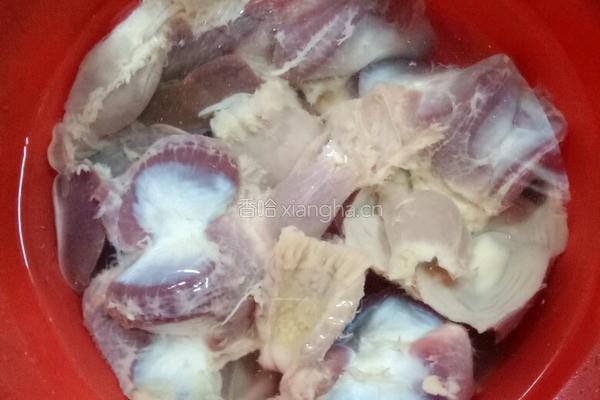 酸豆角炒鸡杂的做法图解1