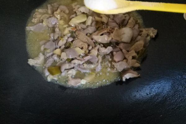 酸豆角炒鸡杂的做法图解9