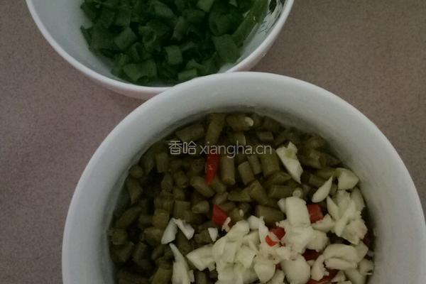 酸豆角焖魔芋的做法图解2