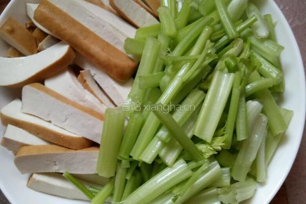 芹菜香干炒肉的做法图解2