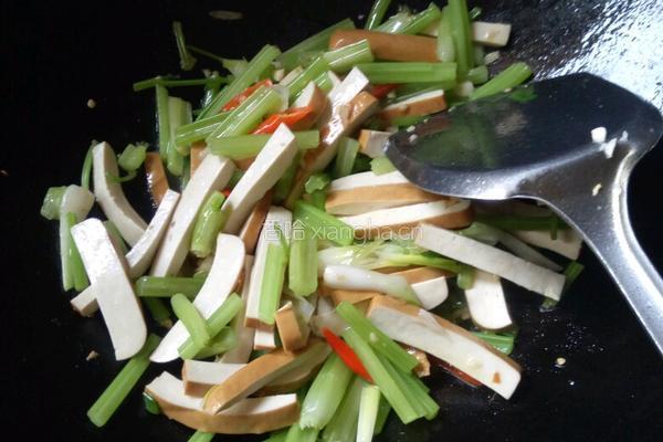 芹菜香干炒肉的做法图解11