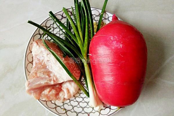 萝卜炒肉的做法图解1