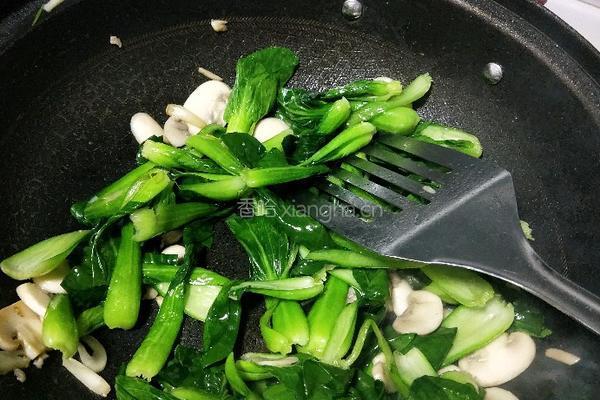 上海青炒口蘑的做法图解5
