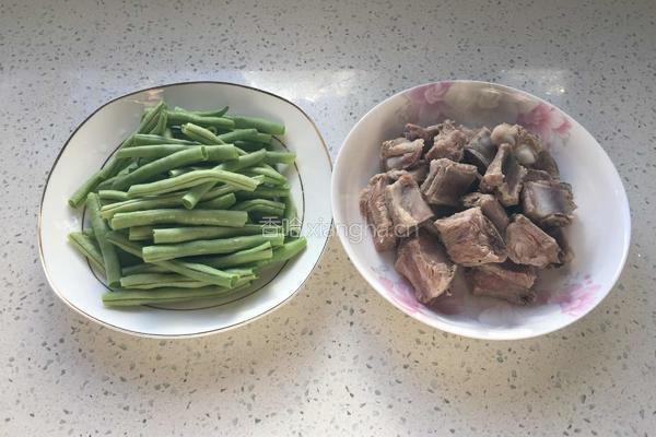 排骨炖豆角玉米的做法图解1