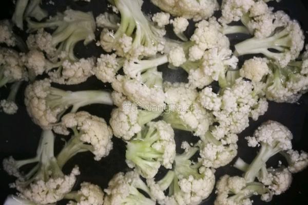 菜花炒牛肉的做法图解2