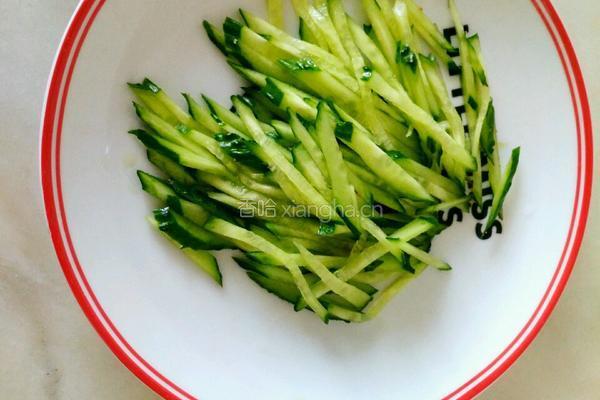 黄瓜丝拌金针菇的做法图解2
