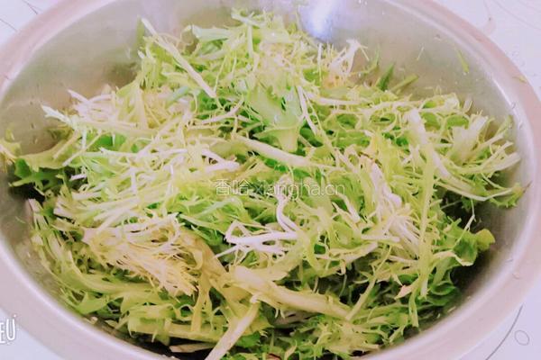 凉拌苦苣花生米的做法图解1