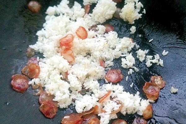 腊肠鸡蛋炒饭的做法图解7