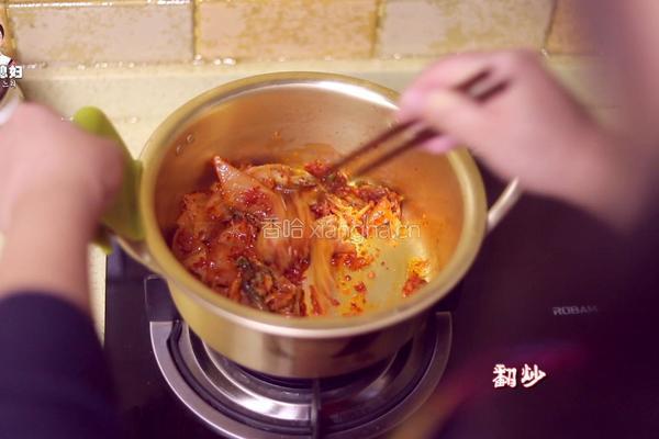 金枪鱼辣白菜汤的做法图解6