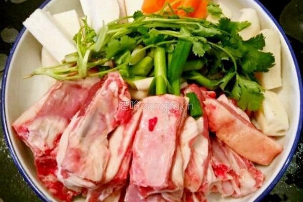鲁菜大师蒋家菜秘制酱烧羊排萝卜的做法图解1
