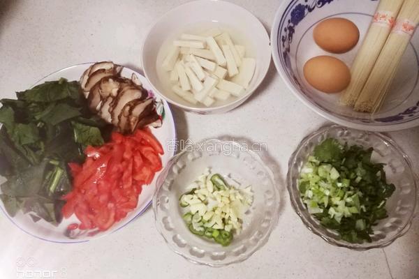 蔬菜汤面的做法图解1
