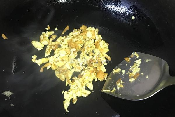 土猪香肠炒剩饭的做法图解2