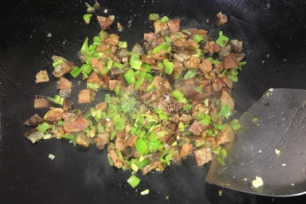 土猪香肠炒剩饭的做法图解3