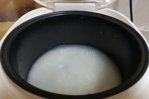广式香肠煲仔饭的做法图解3