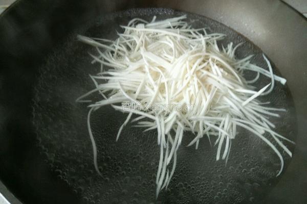 胡萝卜炒茭白的做法图解2
