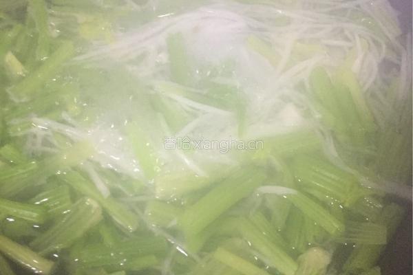 凉拌芹菜的做法图解3