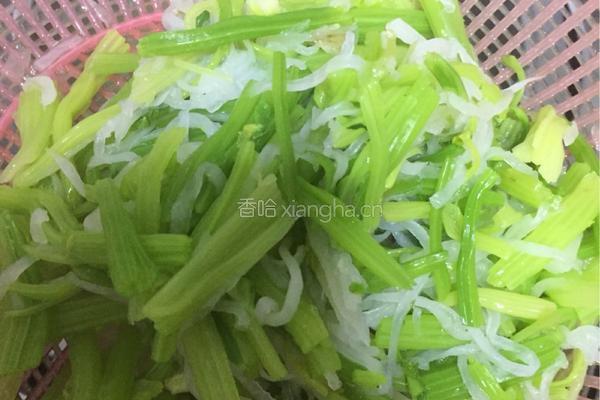 凉拌芹菜的做法图解4