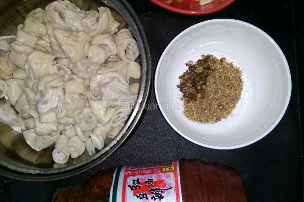川味肥肠面的做法图解1