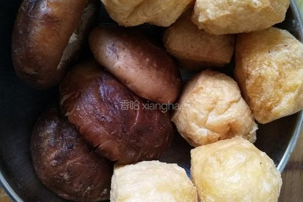 白菜香菇油面筋煲的做法图解2