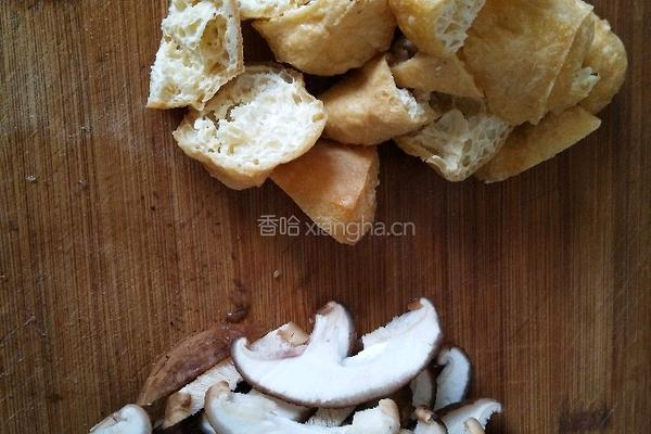白菜香菇油面筋煲的做法图解3