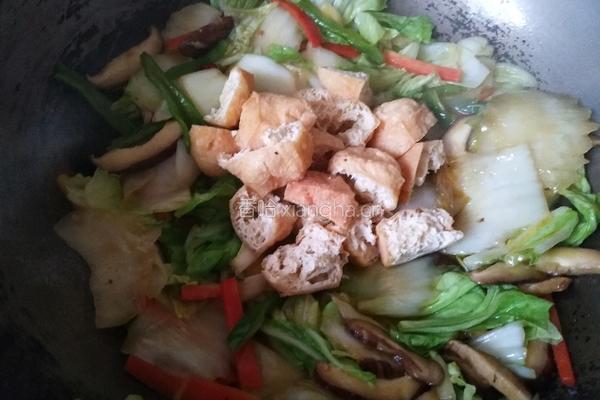 白菜香菇油面筋煲的做法图解9