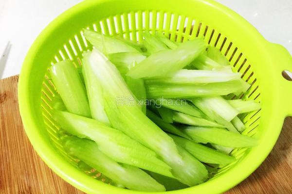 百合西芹炒腊肉的做法图解3