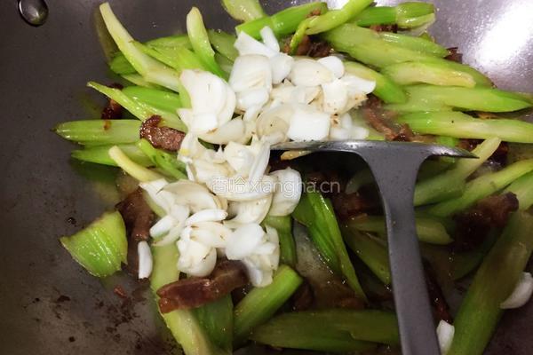 百合西芹炒腊肉的做法图解7