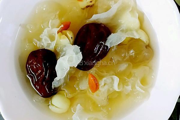 银耳莲子红枣桂圆枸杞汤的做法图解5
