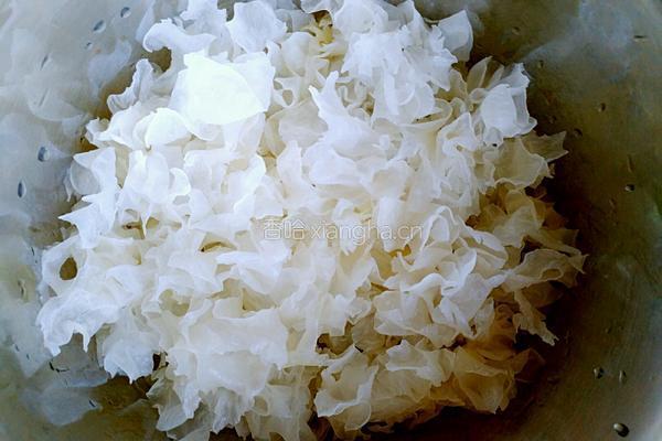 银耳莲子红枣桂圆枸杞汤的做法图解1