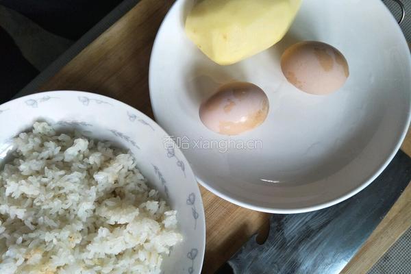 土豆蛋炒饭的做法图解1