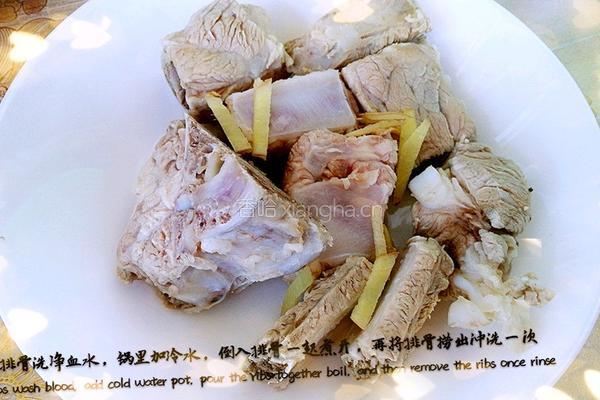 红萝卜炖排骨的做法图解2