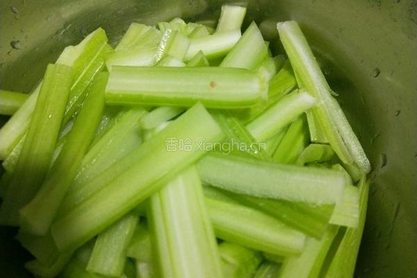 芹菜炒里脊的做法图解2
