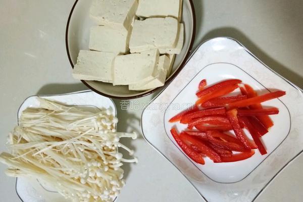 金针菇焖豆腐的做法图解1