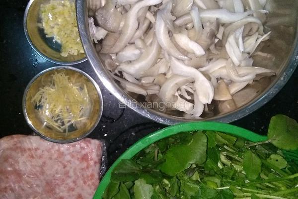 镇西关(浸平菇西洋菜)的做法图解1