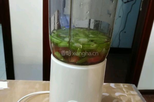 芹菜青椒胡萝卜汁的做法图解2