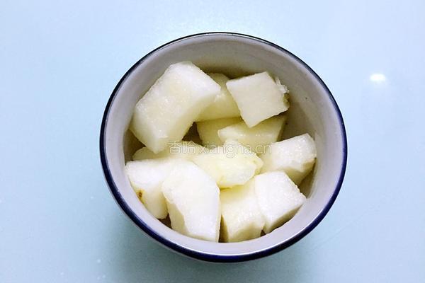 冰糖炖雪梨的做法图解3