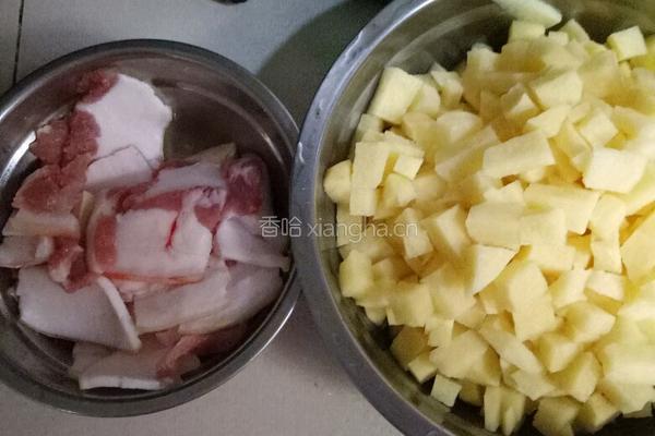 土豆猪肉闷饭的做法图解1