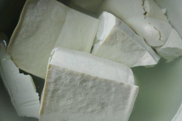 虾仁炒豆腐的做法图解1