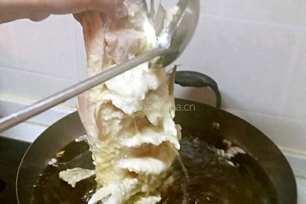 鲁菜大师蒋家菜秘制糖醋鲤鱼的做法图解2
