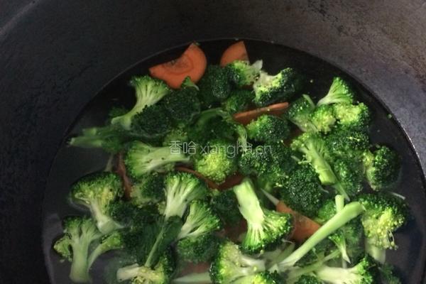 西兰花炒肉的做法图解2