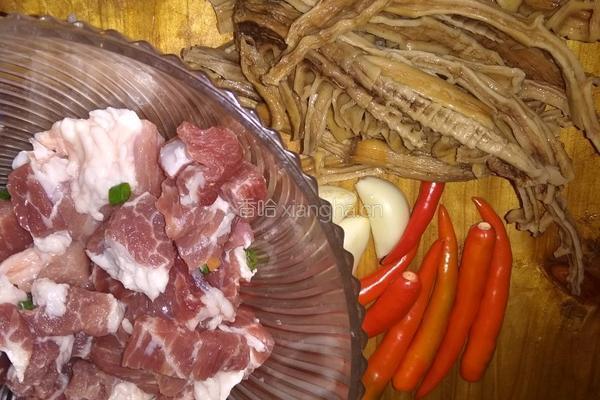 农家笋干焖肉的做法图解1