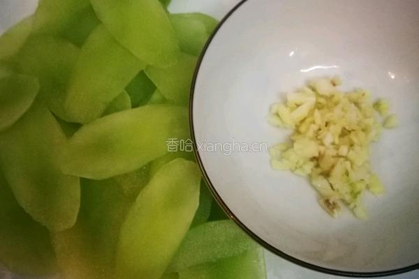 蒜蓉莴笋的做法图解1